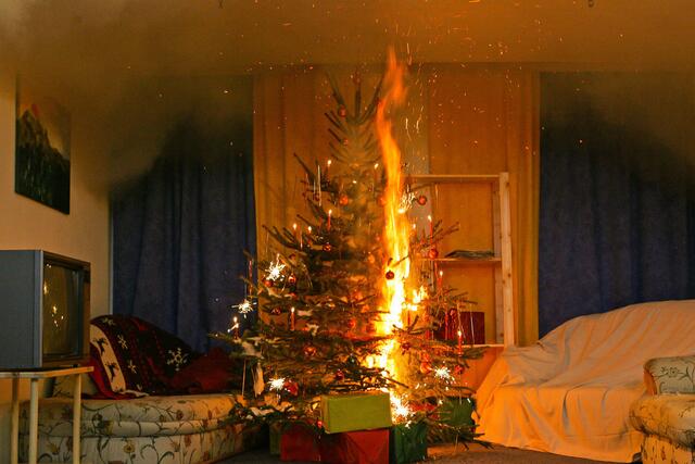 Der Christbaum fängt schneller Feuer als man denkt. | Foto: Bundesfeuerwehrverband/Hermann Kollinger