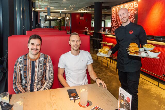 Neo-Unternehmer Christian Seidl (Mitte) erzählte bei Burger und Pommes über seinen Weg in die Selbstständigkeit. | Foto: Brand Images