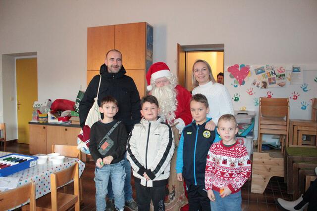 Der Weihnachtsmann kam und beschenkte die Kinder. | Foto: Angelina Kaiser