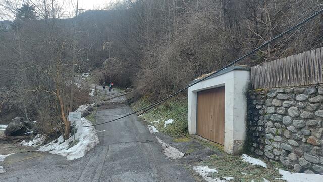 Am 16. Dezember 2023 ereignete sich gegen 13:15 Uhr in Landeck, im Ortsteil "Knappenbühelgasse", ein Hangrutsch. | Foto: ZOOM-Tirol