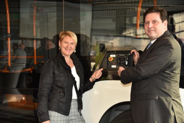 Bürgermeister Stefan Szirucsek und Vizebürgermeisterin Helga Krismer zeigten sich bereits bei der ersten Probefahrt begeistert von den E-Bussen. | Foto: 2023psb/sap