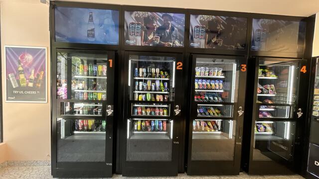 Ob Getränke, Essen oder Batterien – die Auswahl bei Alladean in der Pratertstraße ist groß.  | Foto: Kathrin Klemm