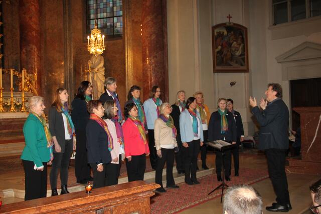 Nach drei Jahren "Pause" sorgte das Adventkonzert des Ensembles Vokal - Harmonie wieder für eine volle Stockerauer Stadtpfarrkirche. | Foto: Friedrich Doppelmair