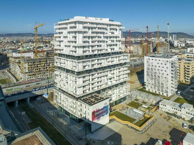 Mit 60 Metern Höhe ist das Taborama eines der höchste Gebäude im Nordbahnviertel. Es beherbergt 213 Eigentumswohnungen – inklusive zahlreicher Gemeinschaftsräume und Pool am Dach.  | Foto: PicMyPlace