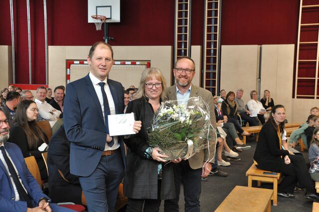 Eröffnung des neuen Volksschulgebäudes: Direktorin Heidelinde Berger (M.) mit den Bürgermeistern Wolfgang Pöhacker aus Steinakirchen am Forst und Friedrich Salzer aus Wolfpassing | Foto: Marktgemeinde Steinakirchen