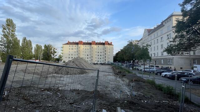 Wo es einst Grünflächen und Bäumen gab, baut die PVA eine Hochgarage – aber nicht ohne Kritik.  | Foto: Kathrin Klemm