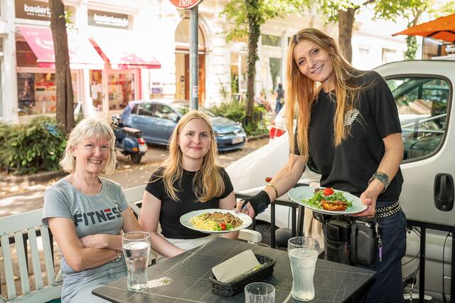 Mercedes Scala-Irresberger gibt "MeinBezirk.at"-Redakteurin Antonia Unterholzer beim Business-Lunch im Café Kaiserfeld Einblicke in die Grazer "Messerdynastie".  | Foto: Brand Images