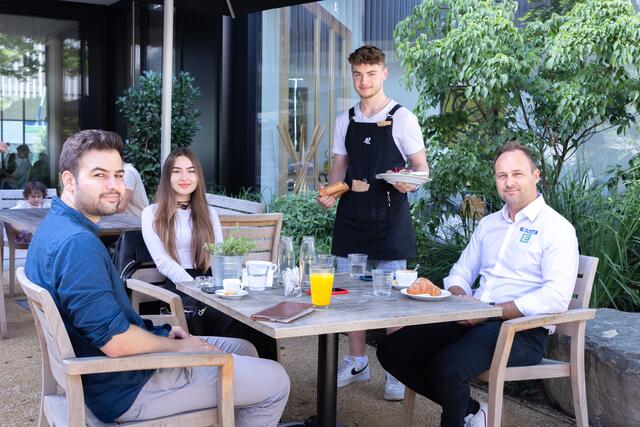 Bei Kaffee und Croissant erzählte Thomas Tebbich, wie der SK Sturm seine "Brötchen" verdient.  | Foto: Konstantinov
