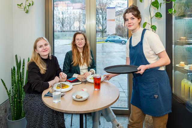 Nicht nur die Zutaten in der "Speis" sind regional, auch Selina Grassers (Mitte) Taschen, über die sie mit Redakteurin Antonia Unterholzer spricht. | Foto: Brand Images