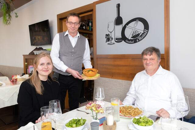 Im "s'Reindl" werden Spätzle und Krautfleckerl serviert, während Berthold Schleich Redakteurin A. Unterholzer Kreislaufwirtschaft erklärt. | Foto: Konstantinov