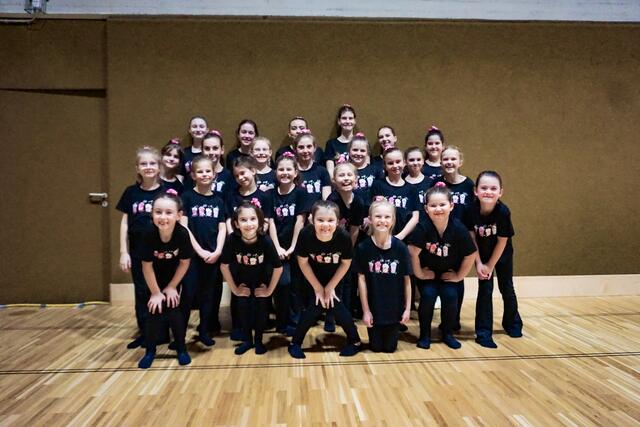 Große Gruppe: Die Jazz Kinder Eisenstadt, Jazz Kinder Hornstein und die Gruppe Mixed Dance Styles zeigten gemeinsam eine Choreografie. | Foto: Christina Karall