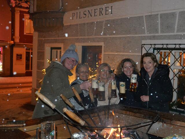 Die Bierschwestern konnten 4.000 Euro an eine Familie aus dem Bezirk spenden. | Foto: Grieskirchner Bierschwestern