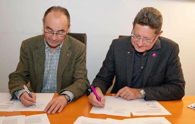 Bürgermeister Andreas Linhart und Bürgermeister-Stellvertreter Chris Schmitzer beim Unterfertigen von Verträgen zum quartier21 (v.l.). | Foto: Gemeinde Brunn/Johanna Hoblik