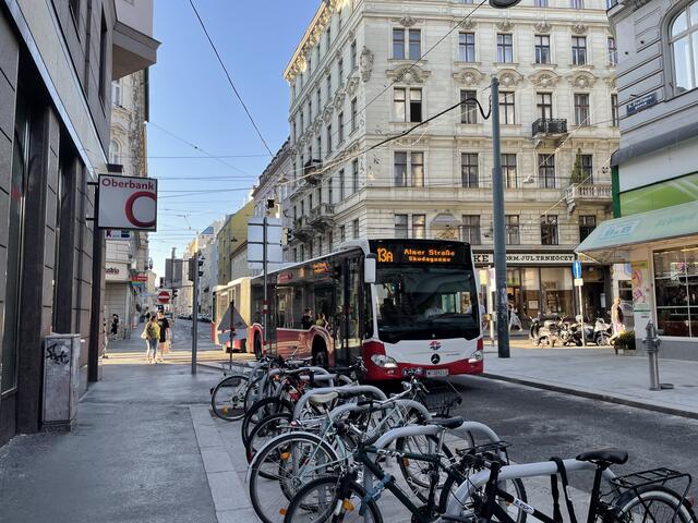 Die Piaristengasse wurde neu gestaltet. | Foto: Miriam Al Kafur