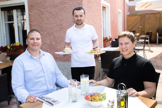 NEcharge-Geschäftsführer Christian Kranz (l.) traf "MeinBezirk.at"-Redakteur Christoph Lamprecht (r.) in der Trattoria Veneziana zum Interview. | Foto: Konstantinov