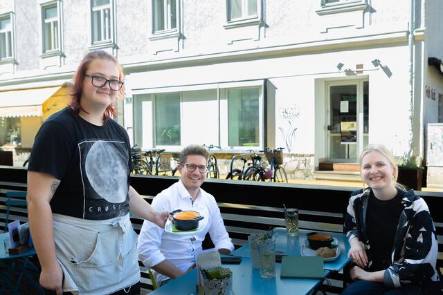 Hier dreht sich alles um die Uni: "Studo"-Geschäftsführer Lorenz Schmoly beim Business-Lunch mit Redakteurin Antonia Unterholzer im Parks. | Foto: Konstantinov
