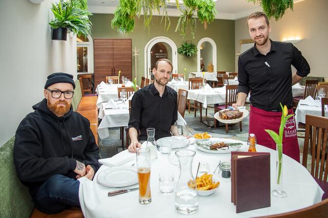 Patrick Haas berichtet MeinBezirk-Redakteur Andreas Strick in der Steak Boutique von seinem unkonventionellem Zugang zur Werbung. | Foto: Brand Images