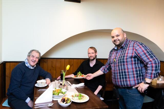 Wie übernimmt man ein Traditionsgeschäft, das seit mehr als hundert Jahren besteht? Beim Business-Lunch in der Herzl Weinstube mit Josef Sorger und MeinBezirk-Redakteur Andreas Strick (1. u. 2. v.l.) gibt's die Antworten. | Foto: Konstantinov