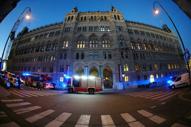 Das Wiener Rathaus musste am Montagnachmittag aufgrund eines Brandes evakuiert werden. Es kam zu einem technischen Defekt im Trafo-Raum. | Foto: EVA MANHART / APA / picturedesk.com
