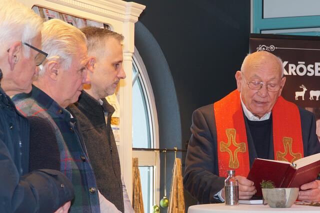 Pfarrer Donatus Wagner segnete die Räumlichkeiten, links im Bild die Vertreter der Firmen Krösbacher und Plangger. | Foto: Reichel
