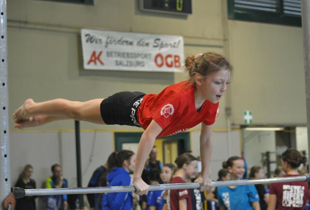 In den Geräten Reck, Boden, Balken, Barren und Sprung traten die Schülerinnen und Schüler gegeneinander an. | Foto: SMS Bischofshofen