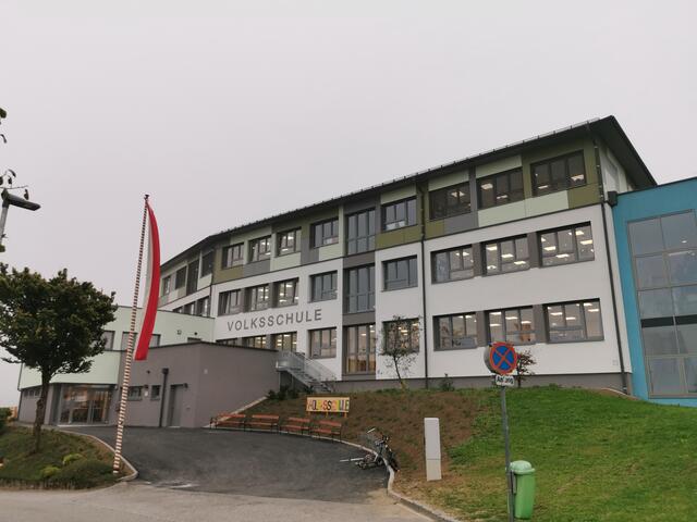 Die Schule in Steinakirchen am Forst erstrahlt in neuem Glanz. | Foto: Marktgemeinde Steinakirchen