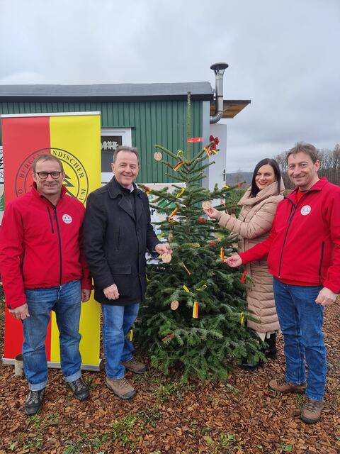 Astrid Eisenkopf, Landeshautmann-Stellvertreterin, Nikolaus Berlakovich, Präsident der Burgenländischen Landwirtschaftskammer, Sascha Sommer, Obmann des Vereins „Burgenländischer Qualitätschristbaum“ und Christbaumproduzent Fleck (li.) rufen zum Kauf heimischer Christbäume auf. | Foto: LK Burgenland/ Tesch-Wessely