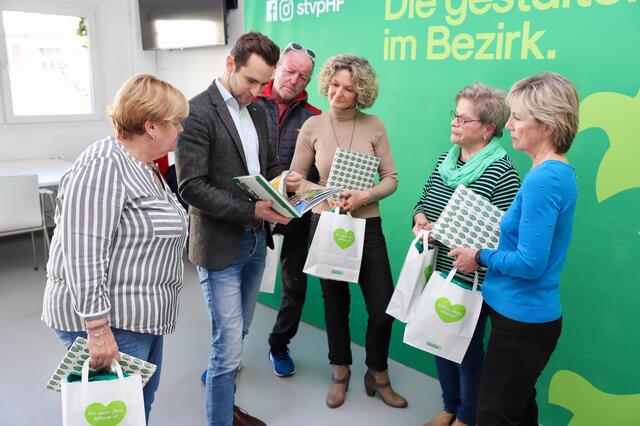 Mit großem Interesse wurde in dem neuen Kochbuch geschmökert. | Foto: Alfred Mayer