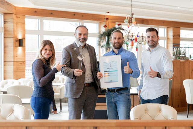 V.l.: Viktoria Baum (Avita Marketing), Peter Prisching (Avita Geschäftsführer), Horst Schalk (Intouch Geschäftsführer) und Thomas Prisching (Avita Marketing) mit der begehrten Trophäe. | Foto: Intouch Werbeagentur &amp; Internetagentur
