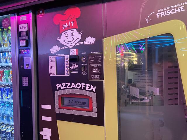 Der Pizza-Automat am Calafatiplatz serviert rund um die Uhr. | Foto: Kathrin Klemm