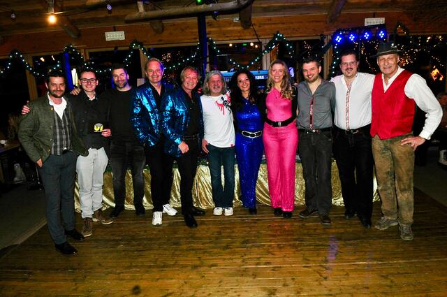 Alle auf einen Blick: Luggi Auer, Moderator Fabian Strickner, Harald Lederer (Help for Kids), Christoph &amp; Mario, Stina Gabriel und Katha Fuchs flankiert von der Freddy Pfister Band sowie Lokalmatador Gerhard Lechner | Foto: Hassl