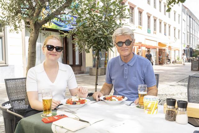 "Eiskönig" Charly Temmel beim Business-Lunch mit Redakteurin Antonia Unterholzer im "Dionysos" – einem ihm wohlbekannten Ort. | Foto: Foto Fischer