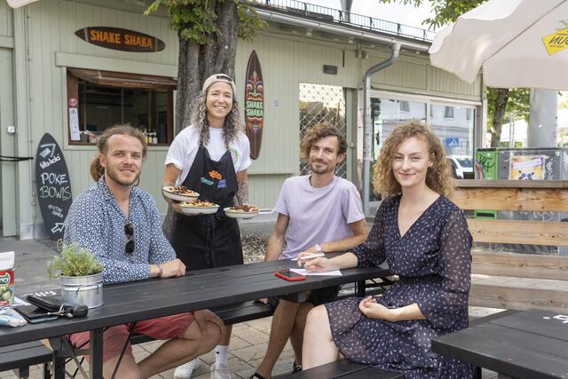 Im Business-Lunch mit dem Grazer PV-Unternehmen Solar Ernte serviert Claudia Günzberg (2. v. l.) die veganen und bunten Poke-Bowls von Shake Shaka. | Foto: Foto Fischer