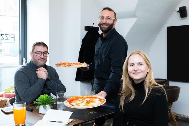 "Winterwelt"-Veranstalter Wolfgang Mally und Redakteurin Antonia Unterholzer wurden beim Business-Lunch bei "Pizzaiolo" von Angelo bedient. | Foto: Konstantinov