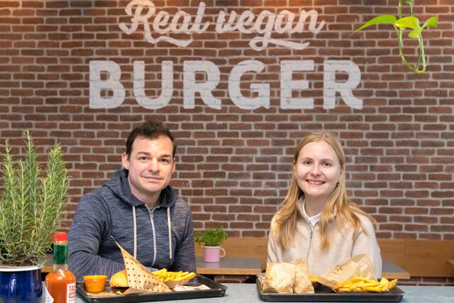 "Casarista"-Chef Georg Walchshofer spricht mit Redakteurn Antonia Unterholzer bei veganen Burgern über die großen Veränderungen in der Möbelindustrie. | Foto: Konstantinov