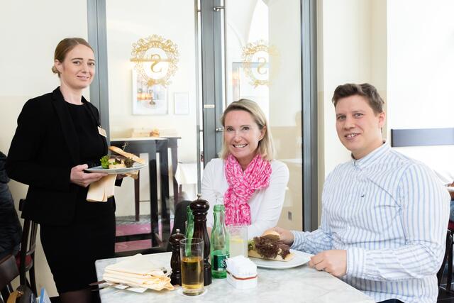 Mittagessen im Café Sacher: Barbara Mohrenschildt (Mitte) stand "Woche"-Redakteur Christoph Lamprecht (r.) Rede und Antwort. | Foto: Konstantinov