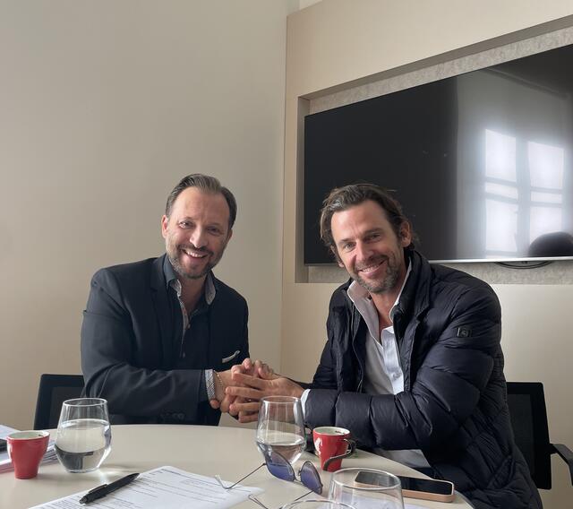 Die Gesellschafter Rene Kern und Veith Moser bei der
Vertragsunterzeichnung. | Foto: Solo gluten free GmbH und Moser Milani Medical SPA