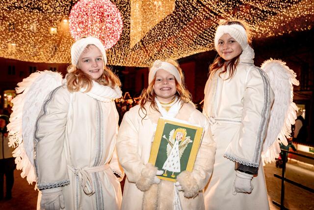 Christkind Angelina mit den beiden Hauptengeln Helena und Dilara.