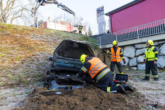 Die Feuerwehr barg das Fahrzeug mit einem Kran. | Foto: Hermann Kollinger