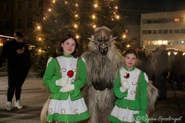 Maybelle und Lena brauchten auch keine Angst vor den düsteren Gesellen haben. Sie ließen sich die kandierten Äpfel schmecken.