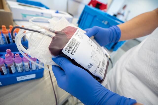 Das Österreichische Rote Kreuz ruft angesichts der aktuellen Infektionswelle gesunde Menschen zum Blutspenden auf. | Foto: Österreichisches Rotes Kreuz / Helmut Mitter