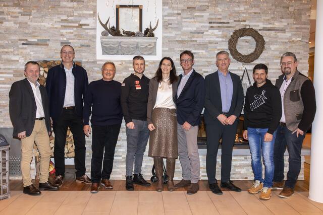 Kamingespräch mit Fritz Sperl, Andreas Eckerstorfer (Hochreiter Gruppe), Hans Pum, Reinfried Herbst, Heidrun Gruber-Größwang, Florian Größwang, Hannes Aufleger (alle Auszeit), Bernhard Plank und Chris Buchegger.