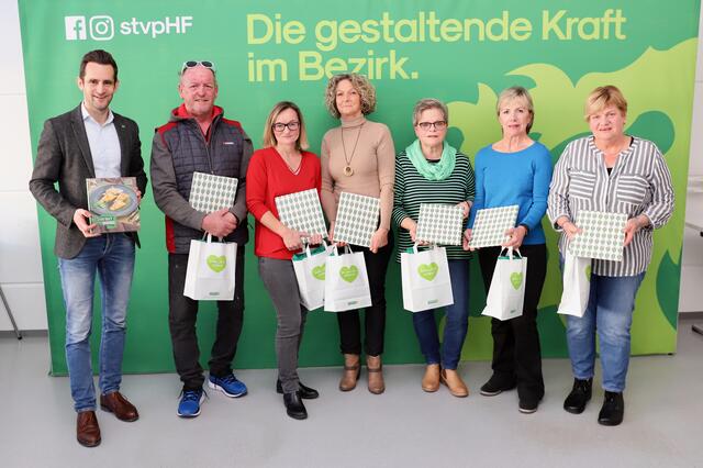 „Steiermark genießen“. BPO LAbg. Lukas Schnitzer (l.) überreichte die ersten Kochbücher an die glücklichen Gewinnerinnen und Gewinner. | Foto: Alfred Mayer