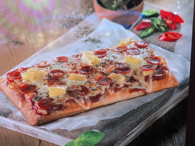 Frische Pizza von einem Roboter zubereitet – das gibt es am Calafatiplatz im Wurstelprater. | Foto: Kathrin Klemm