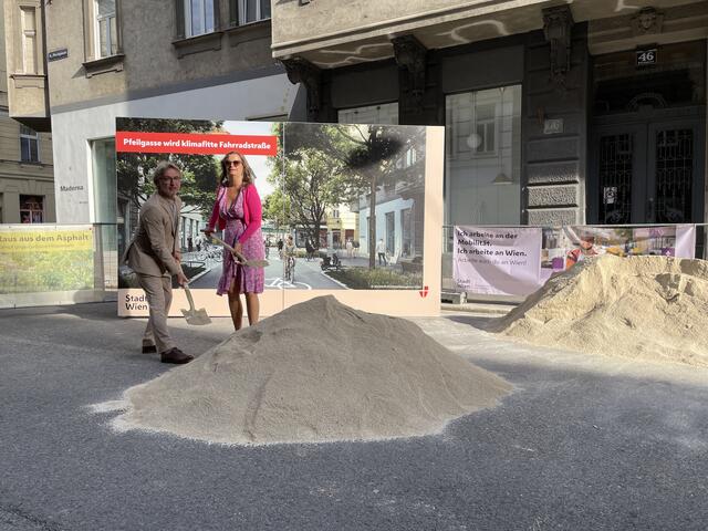 Spatenstich in der Pfeilgasse.  | Foto: Miriam Al Kafur