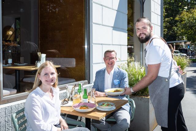Zum Business-Lunch trafen sich Juwelier Klaus Weikhard und "MeinBezirk"-Redakteurin Antonia Unterholzer in der neuen Sorger-Filiale am Eisernen Tor. | Foto: Konstantinov