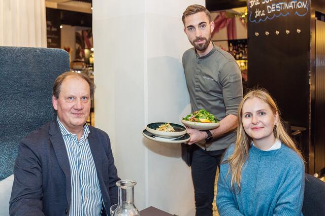 Karl Lamprecht spricht beim Business-Lunch mit Redakteurin Antonia Unterholzer im Café Promenade über seine "Vinothek bei der Oper". | Foto: Brand Images