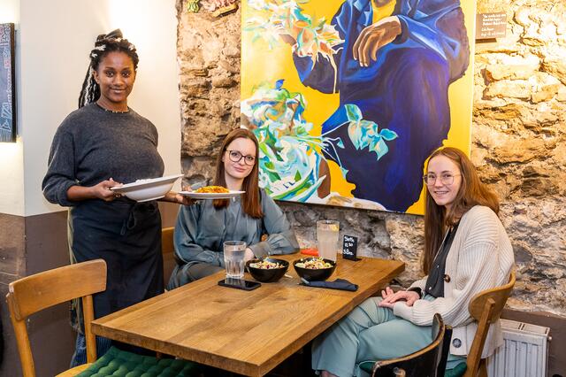 Ein Gruß aus Italien, ein anderer aus Thailand wurde zum Business-Lunch mit Katerina Sedlackova im Café Erde serviert.  | Foto: Brand Images