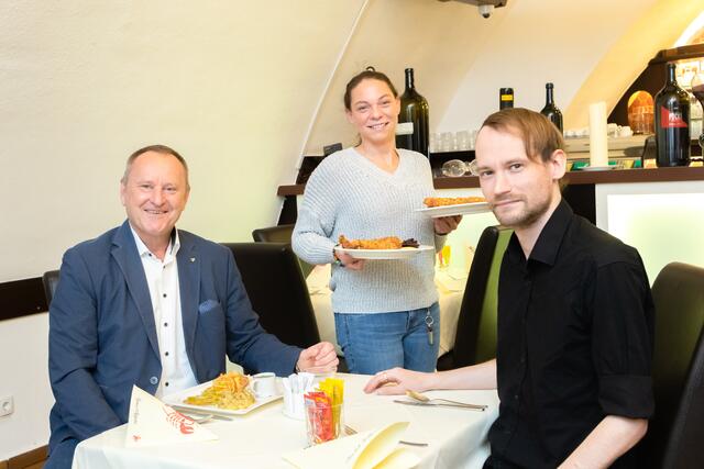 Beim Business-Lunch im Krebsenkeller tauschen sich Wolfgang Kuss (l.) vom Unternehmen "Woundwo" und MeinBezirk.at-Redakteur Andreas Strick (r.) über Beschattungsmöglichkeiten aus. | Foto: Konstantinov