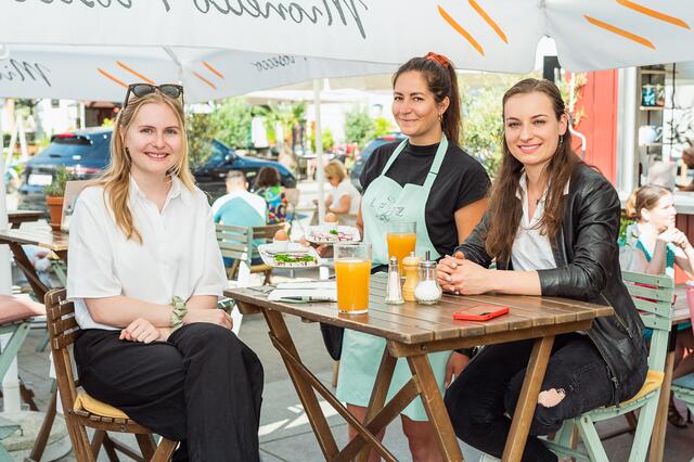 Stephanie Kirchmair (rechts) spricht bei Jana im "Lenz" mit Redakteurin Antonia Unterholzer über Neues im Familienbetrieb. | Foto: Brand Images